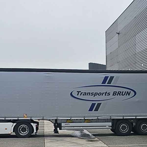 Bâche latérale d’une semi-remorque floquée du logo Transports Brun