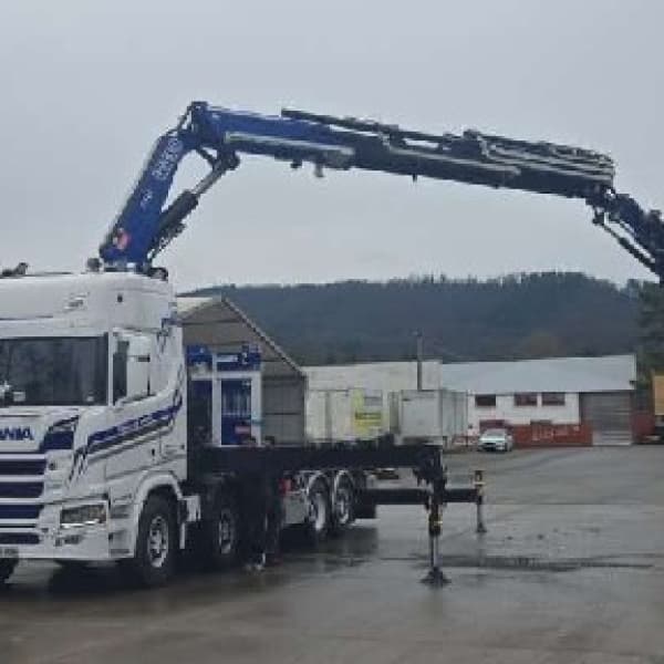 Camion-grue Scania calé sur ses stabilisateurs, grue en extension