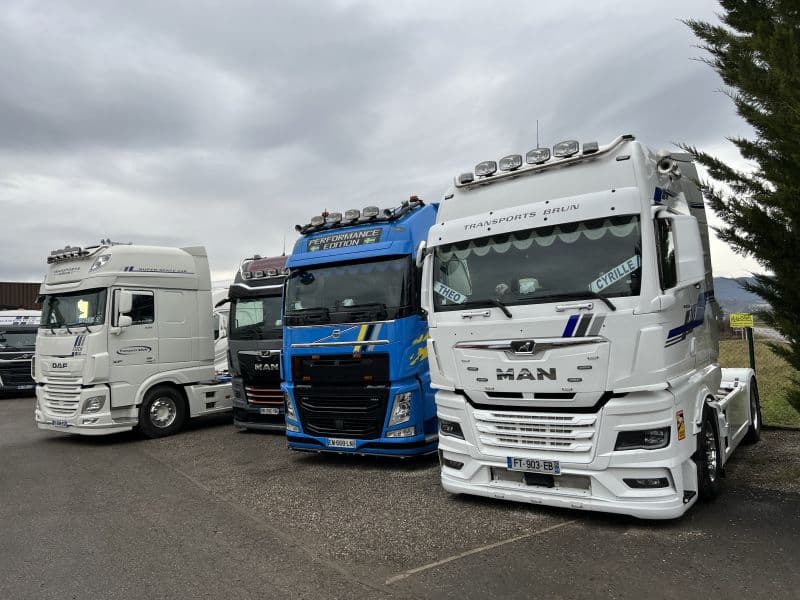 Tracteurs DAF, Volvo et MAN de Transports Brun stationnés côte à côte