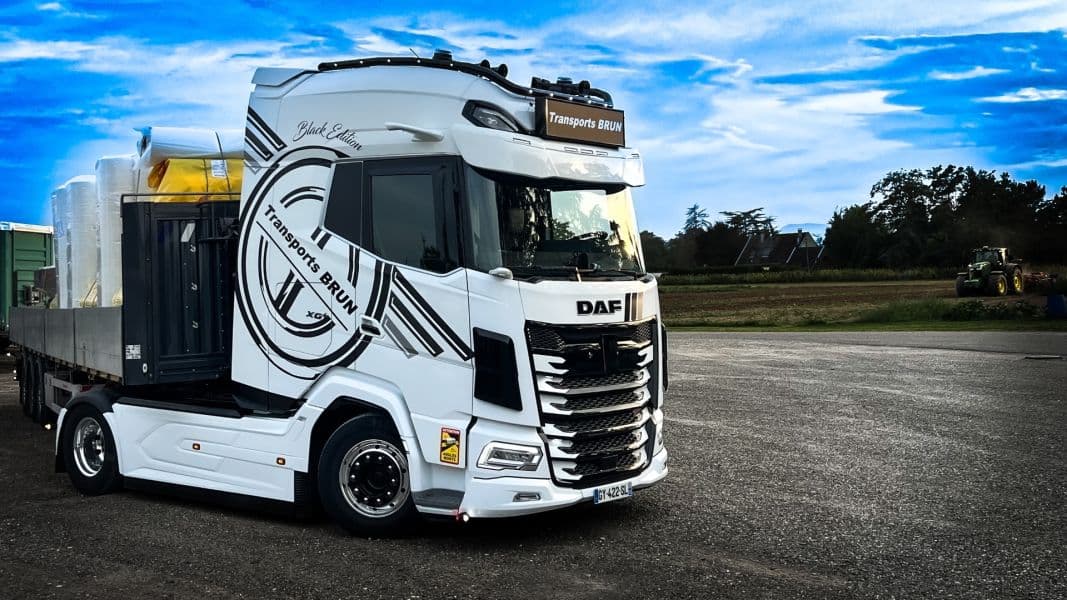 Tracteur DAF XG blanc décoré du grand logo circulaire Transports Brun