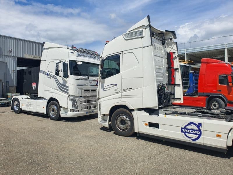 Deux tracteurs Volvo FH de Transports Brun devant un atelier