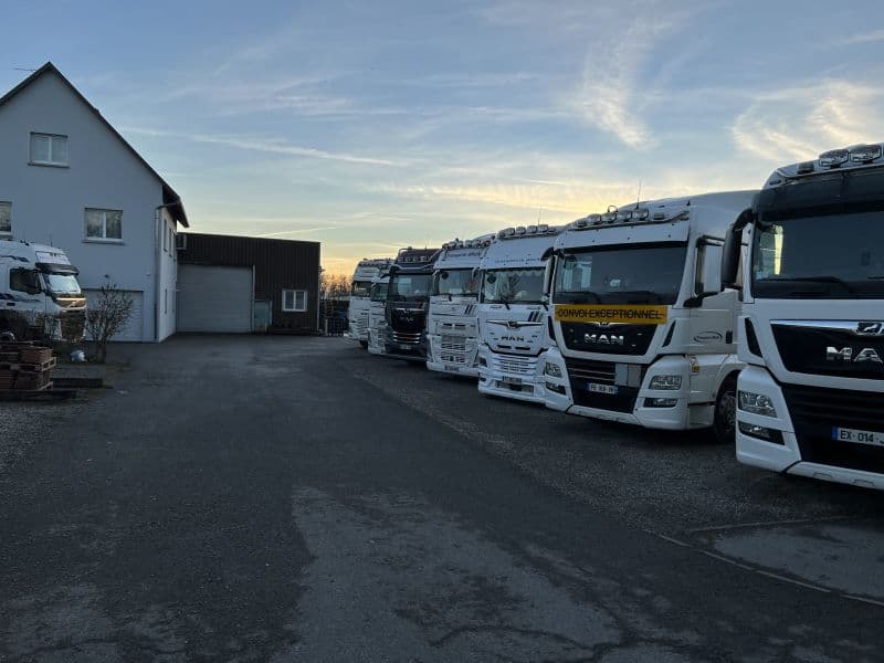 Camions de Transports Brun alignés en fin de journée