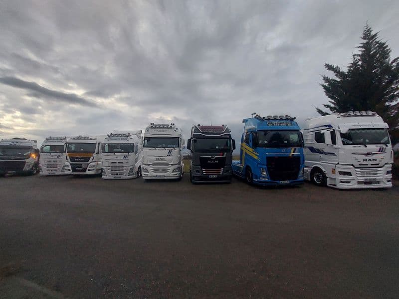 Vue panoramique de la flotte de tracteurs Transports Brun sous un ciel couvert