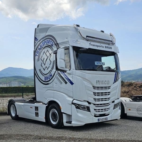 Tracteur Iveco S-Way décoré du logo Transports Brun