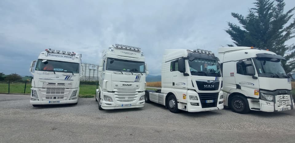 Quatre tracteurs Volvo, DAF, MAN et Renault stationnés côte à côte