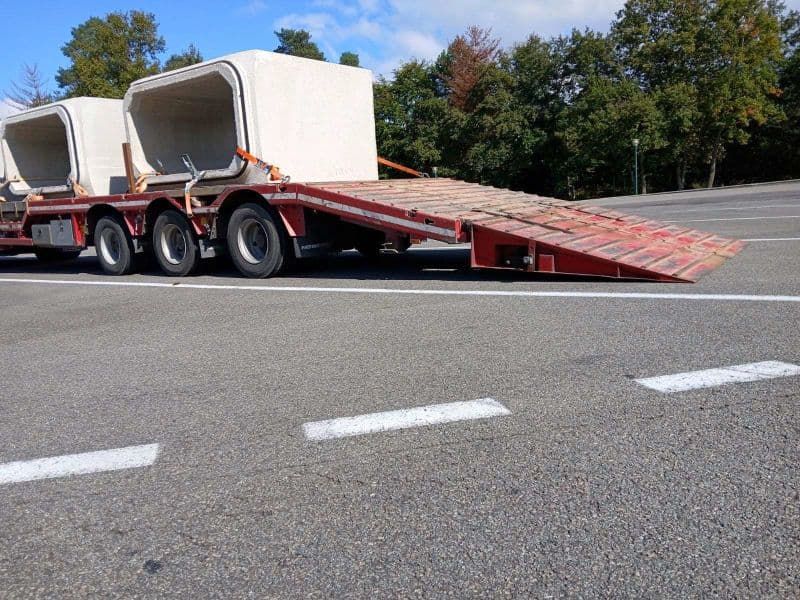 Remorque Trax chargée d’éléments en béton, rampes abaissées