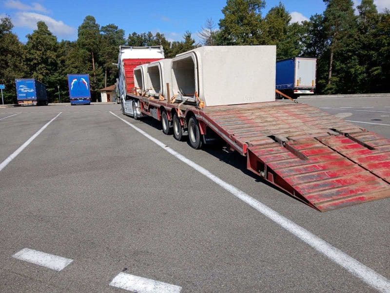 Rampes arrière d’une remorque Trax déployées sur un parking