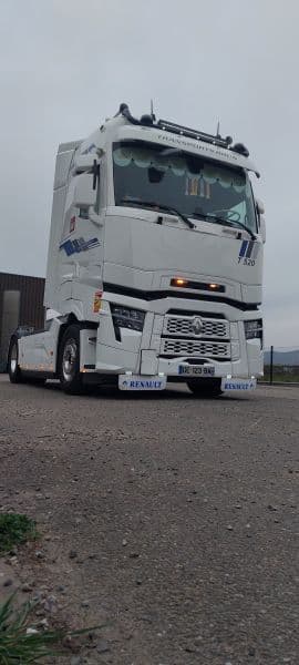 Tracteur Renault T blanc de Transports Brun vu de face