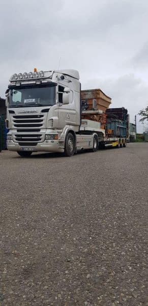 Tracteur Scania et plateau chargé de caisses en bois, vue de face