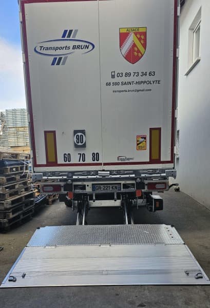 Arrière d’une semi-remorque tautliner Transports Brun équipée d’un hayon élévateur