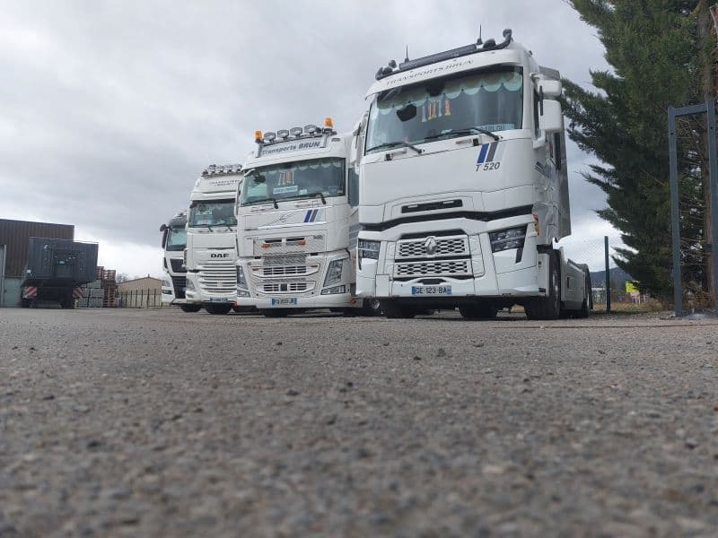 Trois tracteurs de Transports Brun photographiés en contre-plongée
