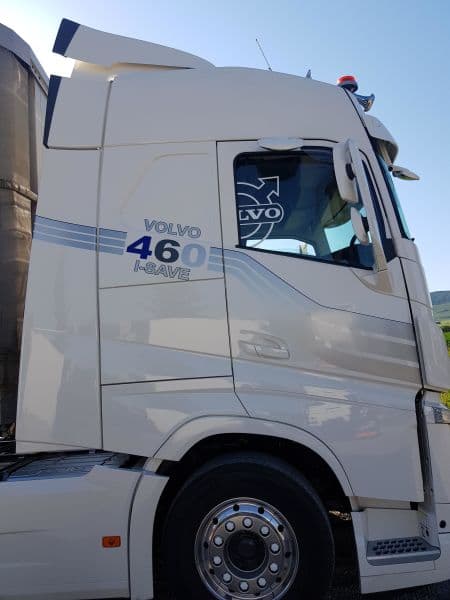 Cabine d’un Volvo FH 460 aux couleurs de Transports Brun, vue de profil