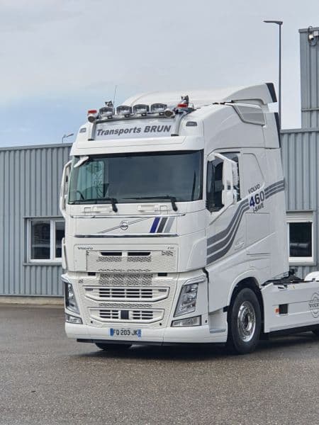 Tracteur Volvo FH 460 de Transports Brun vu de face