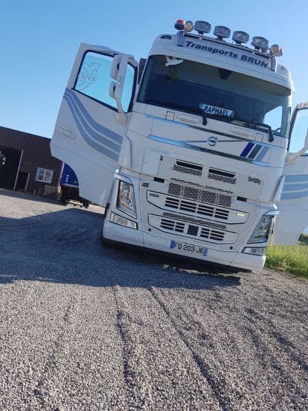 Tracteur Volvo FH de Transports Brun, portes ouvertes, en contre-plongée