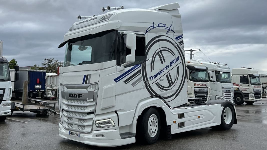Tracteur DAF XG aux couleurs de Transports Brun, d’autres camions de la flotte en arrière-plan