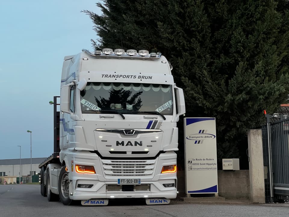 Tracteur MAN TGX de Transports Brun stationné devant l’enseigne de l’entreprise