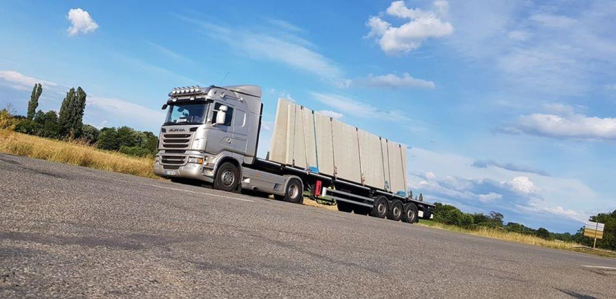 Transports Brun : transports de marchandises et btp haut-rhin alsace : camion portant des plateaux
