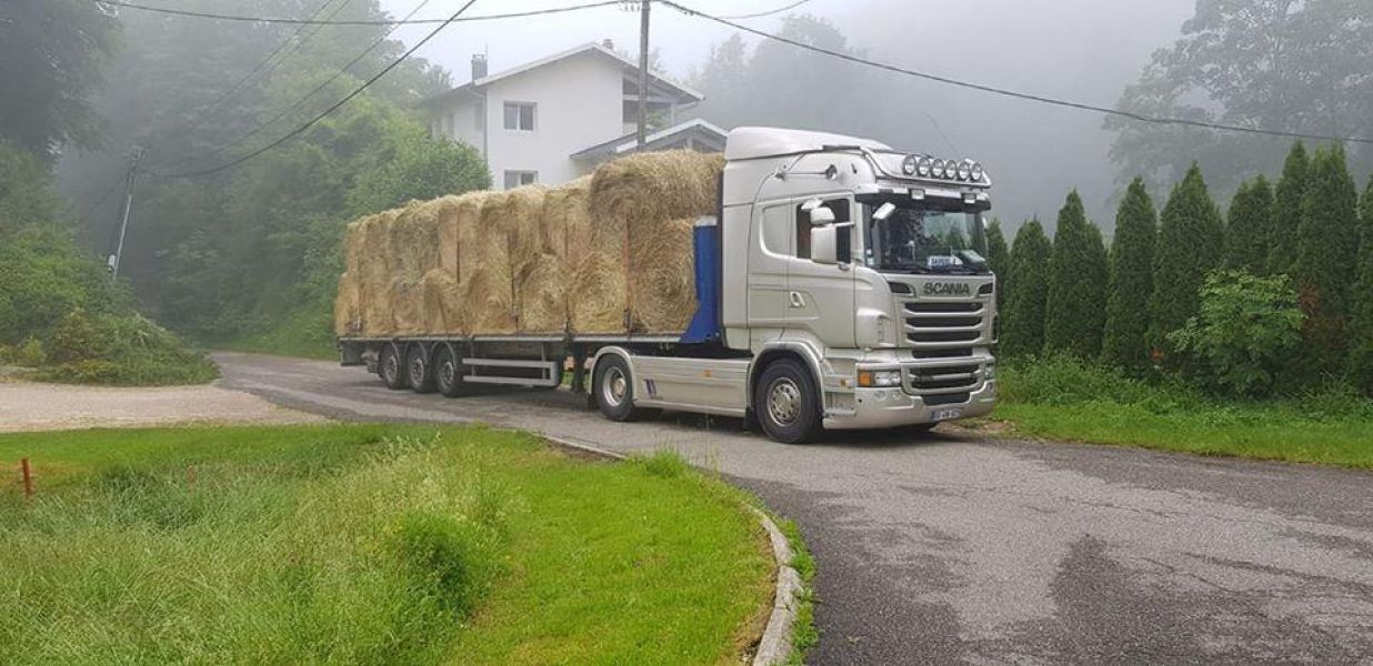 Transports Brun : transport routier plateaux haut-rhin alsace : camion transportant des mottes de foins